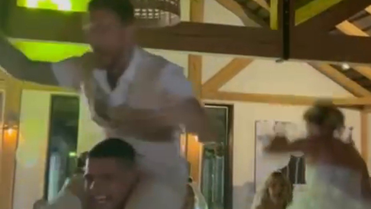 Bride Takes Sudden Fall During Dance Floor Celebration - video Dailymotion