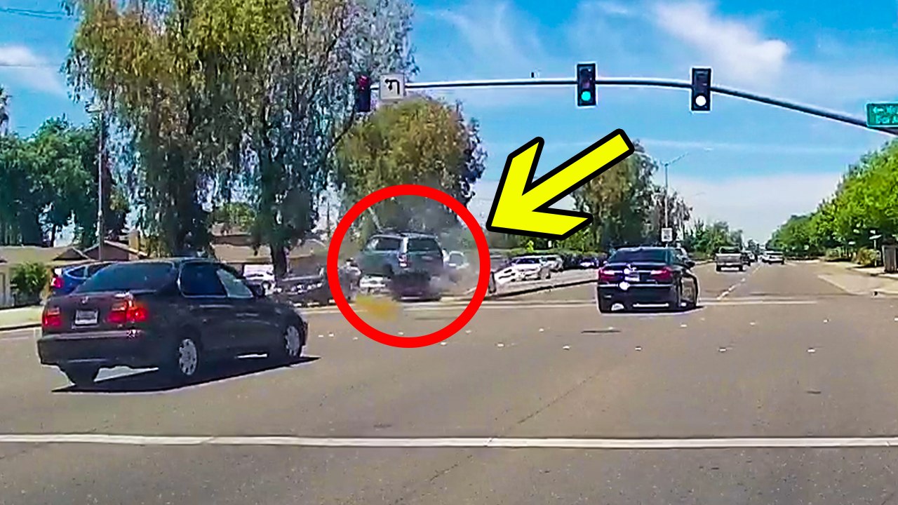 Shocking Collision Triggered by Driver Ignoring Traffic Signal - video ...