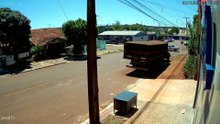 Câmera flagra Astra desgovernado subindo calçada e atingindo muro após acidente em Cascavel