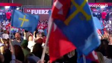 Pedro Sánchez se desmelena: se pone la camiseta de la 'Fuerza del amor' y baila con una mujer del mitin