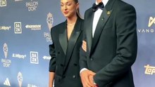 Unai Simón posa con su novia en la alfombra roja del Balón de Oro