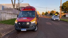 Motociclista fica ferido após acidente entre carro e moto na Avenida Brasil