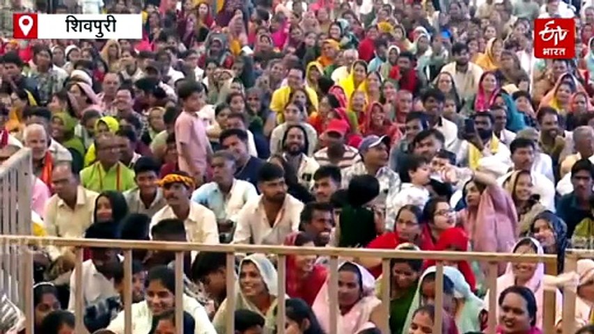 समाजसेवियों की सेवा से अच्छा, मरीज अस्पताल में दम तोड़ दे, 1 केला, 6 लोग और 40 फोटो पर बरसे धीरेंद्र शास्त्री