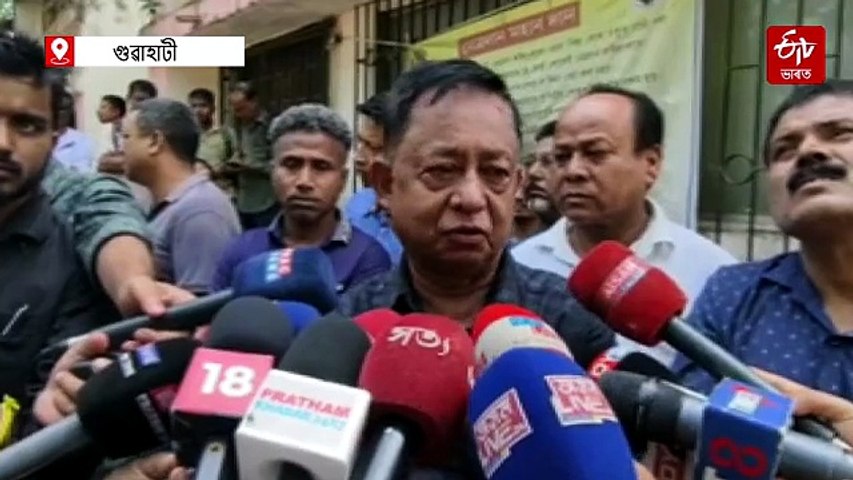 নিমিষতে ঘাতমাউৰা হোৱা কণ কণ শিশু দুটিয়ে মাথোঁ মাকক বিচাৰিছে... মুক-স্তব্ধ হৈ পৰিছে ভৰালী পৰিয়াল