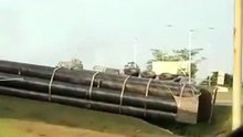 Carreta com tubos de aço para a Ponte Salvador-Itaparica tomba na BR-101