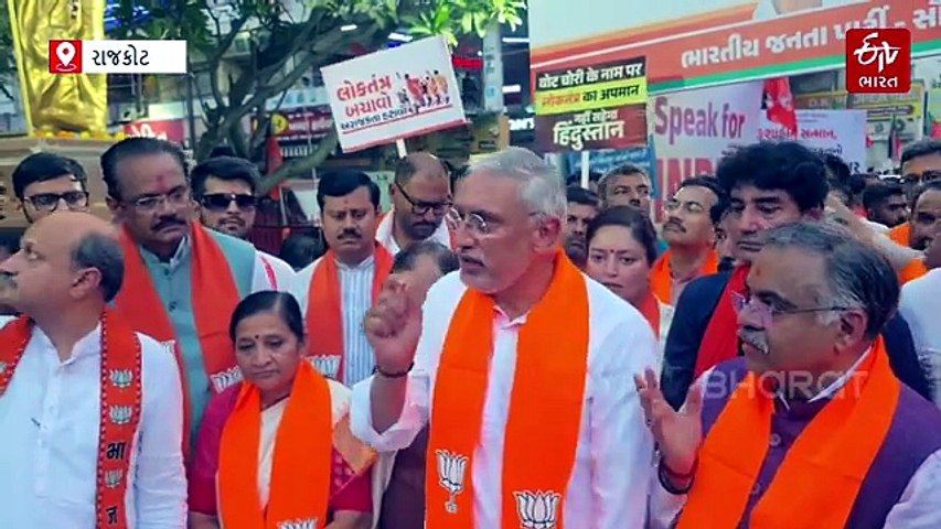 રાજકોટઃ સૌરાષ્ટ્રના દિગ્ગજ નેતાઓની હાજરીમાં ભાજપની પદયાત્રા, કોંગ્રેસના નેતાઓ ગુલાબ આપીને કર્યો અનોખો વિરોધ