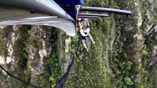 Oltre 600 monkey bar per attraversare un ponte: l'impresa record del sudafricano van Tonder