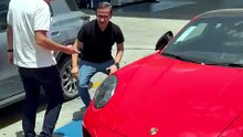 Eleitor de Lula ganha Porsche de R$ 1,5 milhão após aposta com bolsonarista