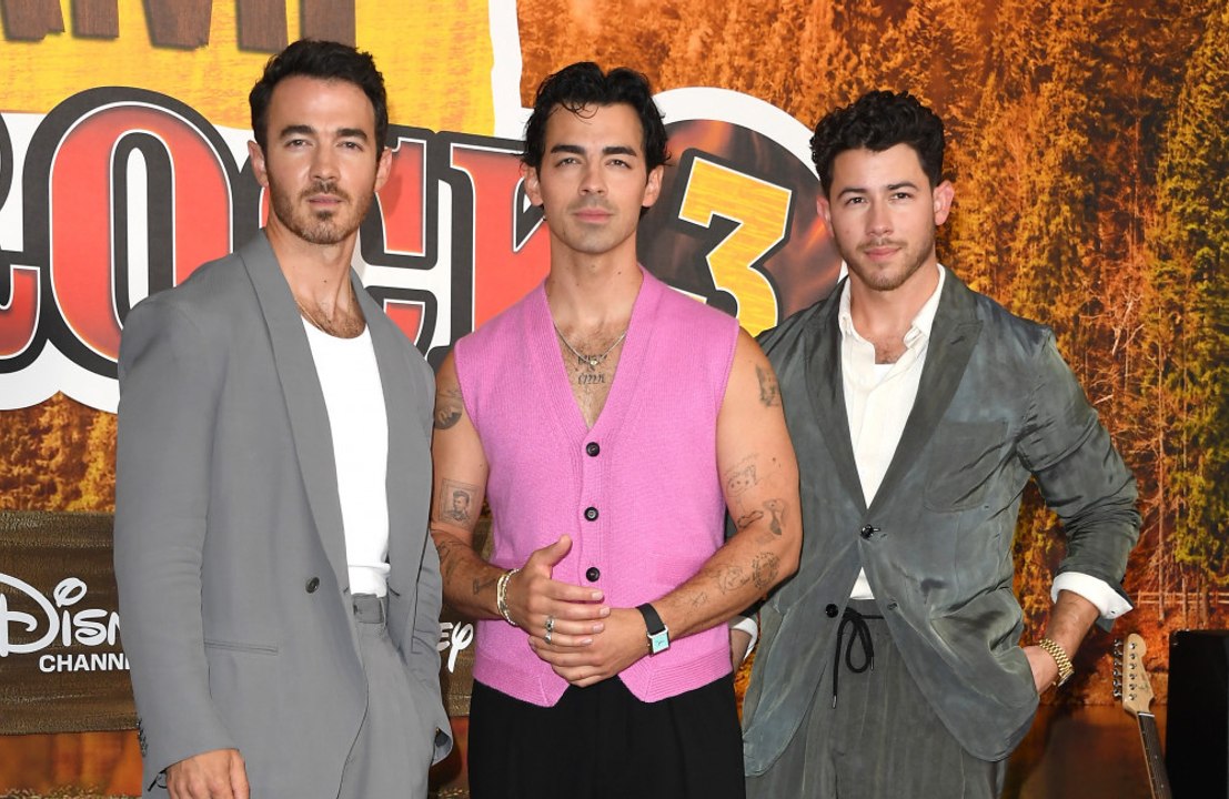 Kevin jonas blamiert sich mit hüllenlosem foto in gruppenchat