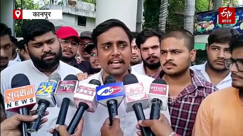 CSJMU के गेट पर छात्रों का प्रदर्शन, डीसी लॉ कॉलेज का होम सेंटर बदलने पर फूटा गुस्सा