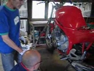 Le Claude prend sa leçon de mécanique par Pierre.