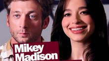 Jeremy Allen White et Mikey Madison dans nova le soir