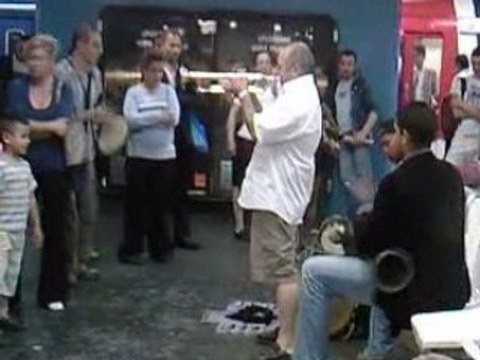 UN MAROCAIN A PARIS, EXCELLENT EN JEU SUR LE DARBOUKA (5)