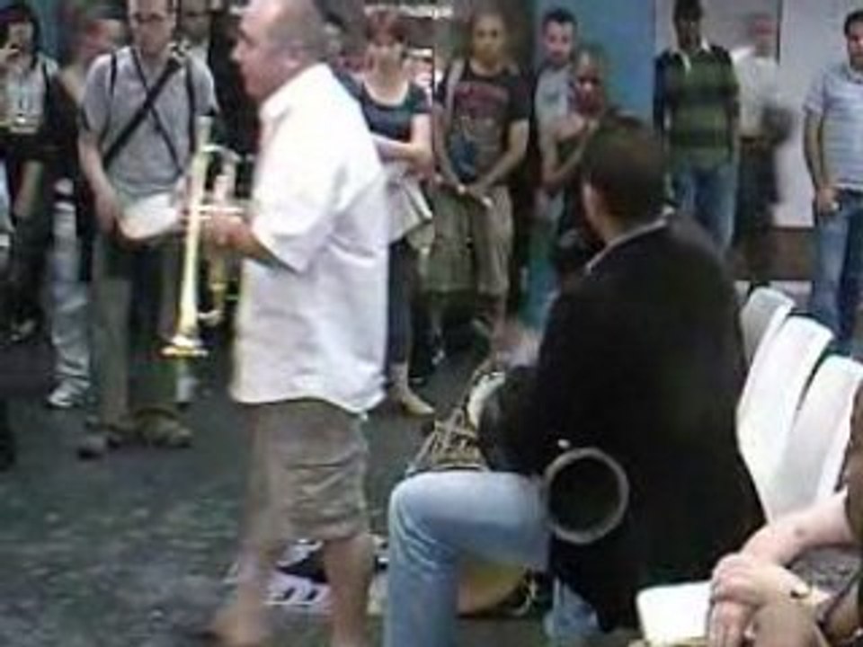 UN MAROCAIN A PARIS, EXCELLENT EN JEU SUR LE DARBOUKA (6)