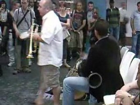 UN MAROCAIN A PARIS, EXCELLENT EN JEU SUR LE DARBOUKA (6)