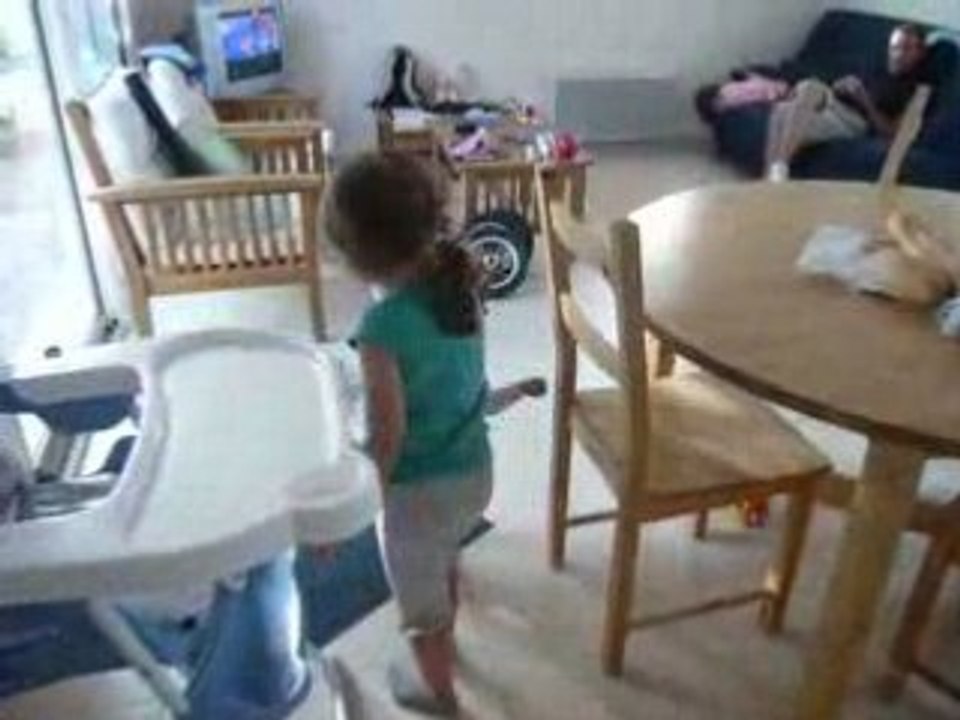 Quand Carla fait marcher Romane...