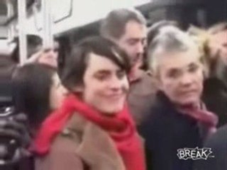 Naturally 7 Performs On Subway