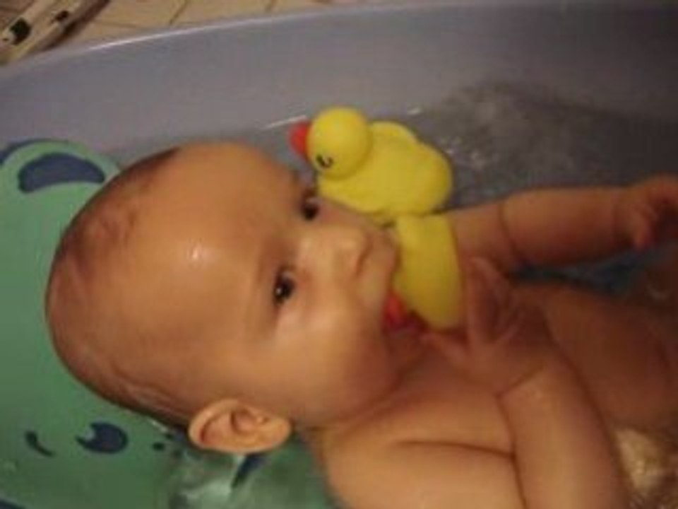 Oskar dans son bain Août 08
