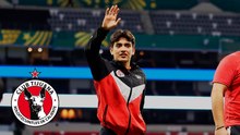 Gilberto Mora desata locura en Monterrey rumbo a los entrenamientos con Xolos