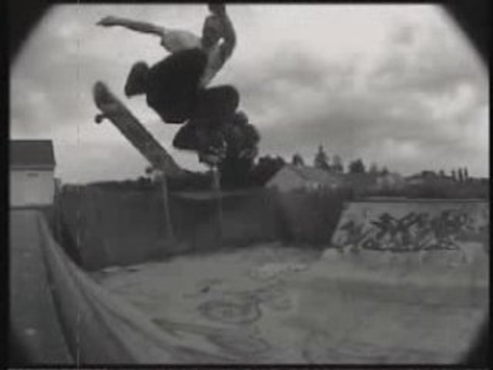 SKATE : Seb petiot dans sa mini-rampe