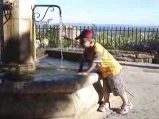 Mathis et Julie jouent à la  fontaine de  Bormes(83)