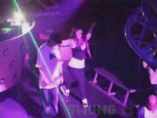 Break Dance Battle: meisje breekt jongen op het podium !!