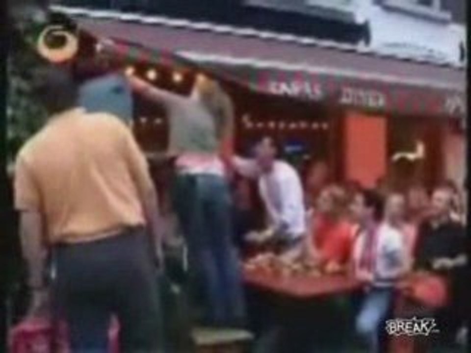 Un mec qui s'amuse avec la télécommande!!!