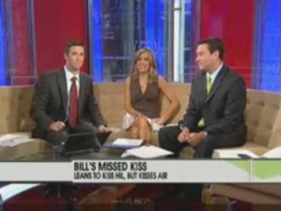 Hillary refuse un bisou à son mari  Bill Clinton en direct