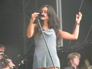 Jenifer à la foire de Châlons interprétant "Mal lunée"