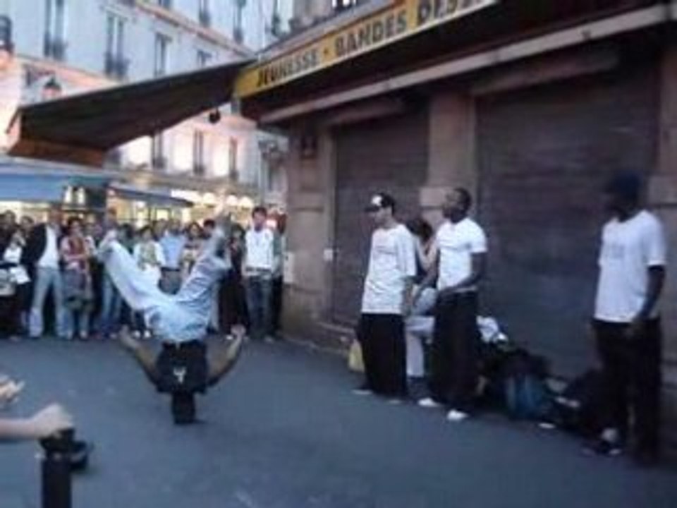 break dance un samedi soir dans les rue de Paris