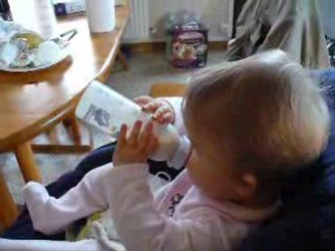 je bois mon biberon toute seule