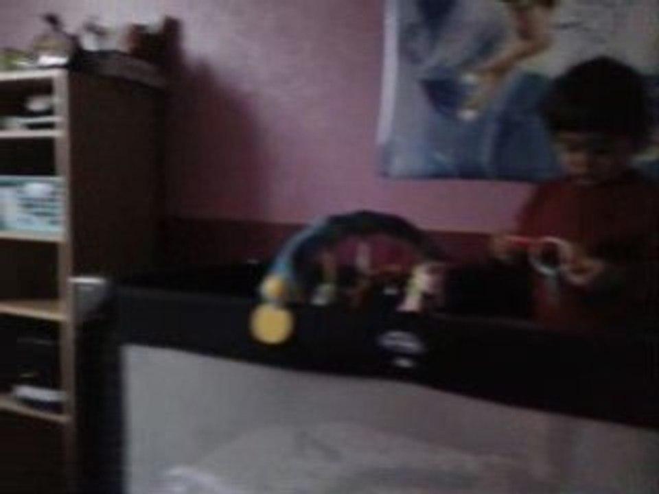 LGVR 03092008 rafael dans le lit de sa petite soeur