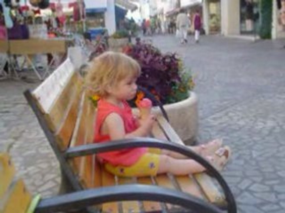 Lea mange une glace aout 2008