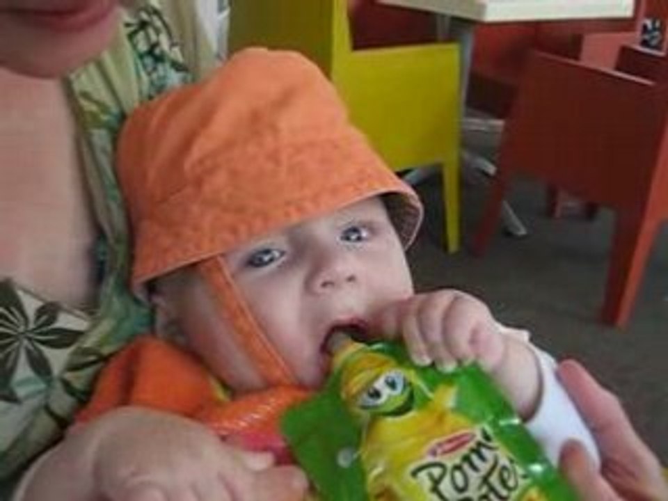 Sasha mange sa première compote