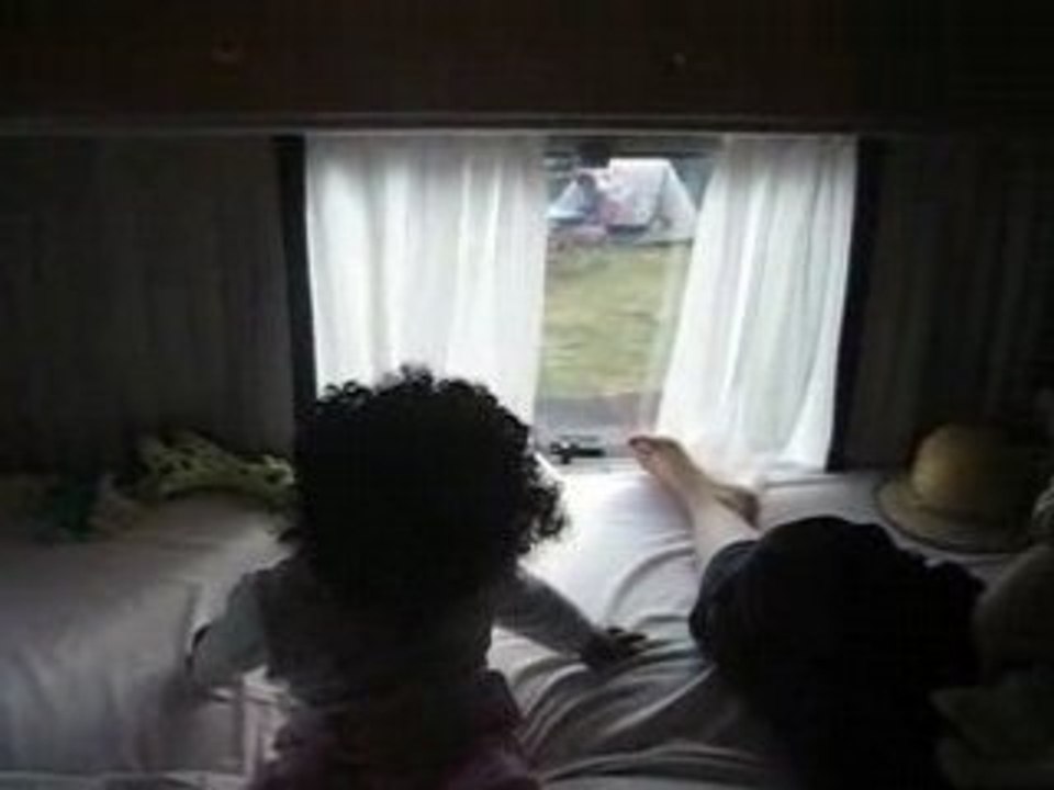 Maryam s'amuse dans le camping-car