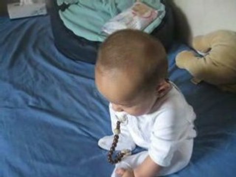 Sothea tient assis tout seul!