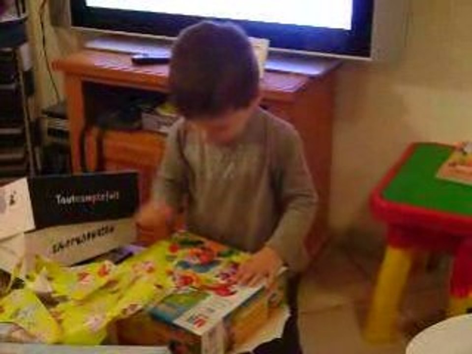 Raphael ouvre ses cadeaux