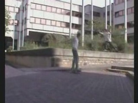 La rue est vers l'image