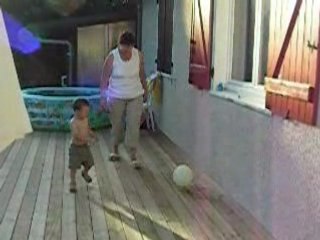 schnouki joue au foot avec Mamie