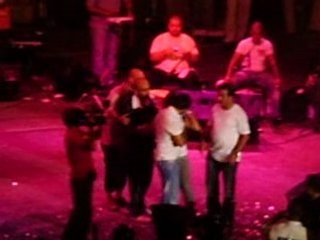 Une fan saute sur tamer hosny lors de son concert