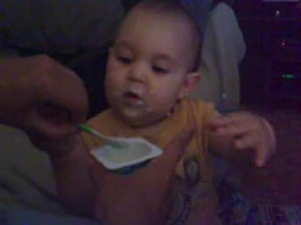 Noah mange son yaourt 11mois