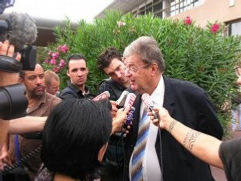 AGDE - 2008 - PROFANATION DU COLLEGE RENE CASSIN - VISITE DU MINISTRE Xavier DARCOS et de Georges FRECHE