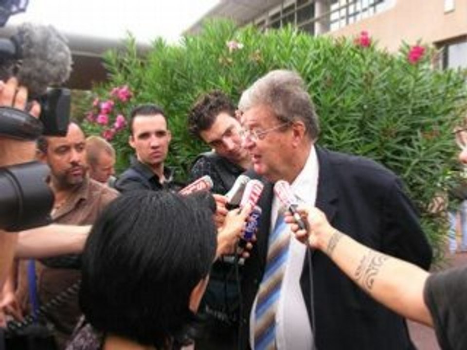 AGDE - 2008 - PROFANATION DU COLLEGE RENE CASSIN - VISITE DU MINISTRE Xavier DARCOS et de Georges FRECHE