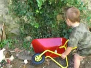 Matteo deblaye avec papa