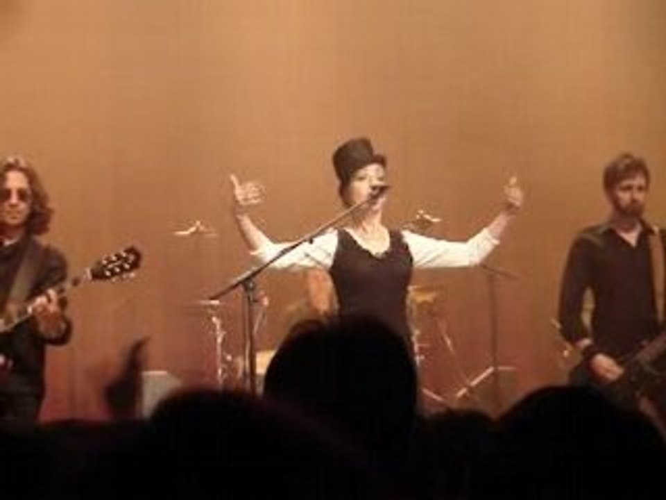 Catherine Ringer entre sur scène et chante L'ami ennemi