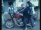Jeune Russe Apprend à faire de la Moto comme régis
