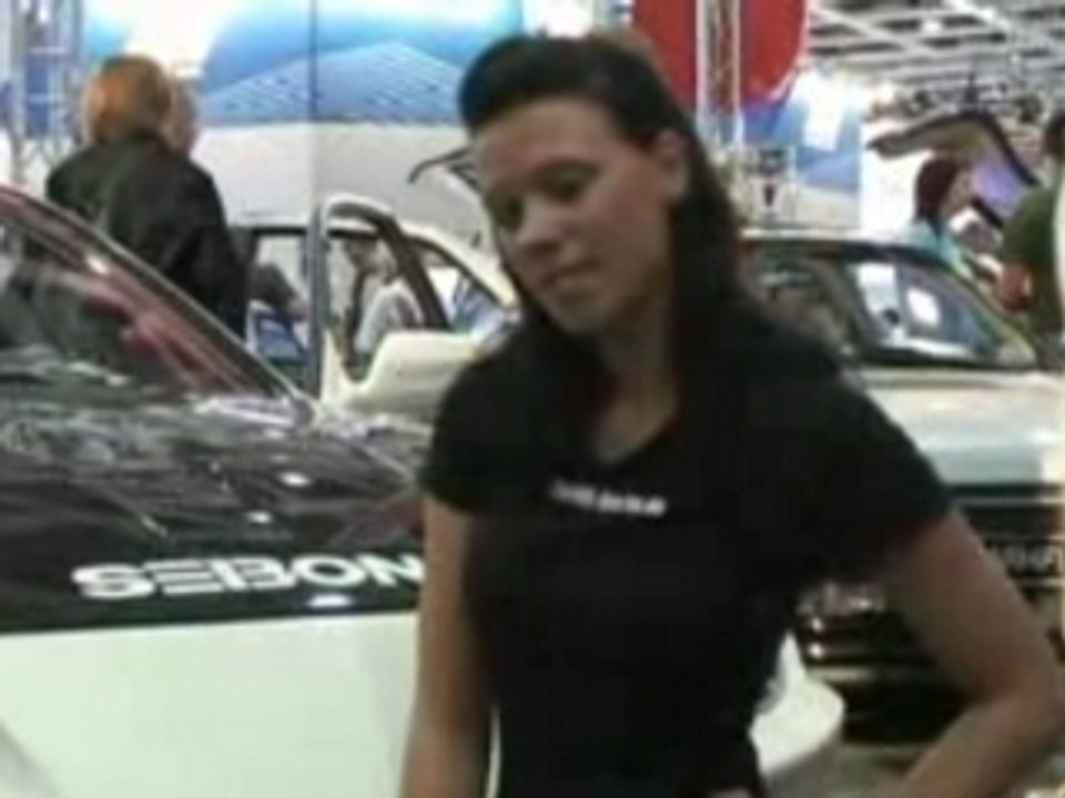 Messe-babes, skater und sportwagen