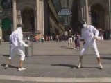 Pazzi a duello di scherma in piazza Duomo a Milano