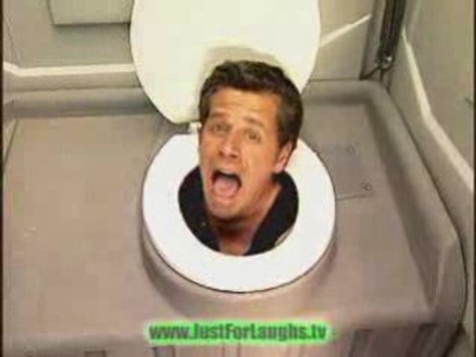 Caméra cachée, un homme caché dans des toilettes !