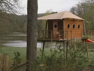 Montage de la cabane ecologique sur pilotis zenzeyos